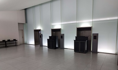 炉前ホールの写真