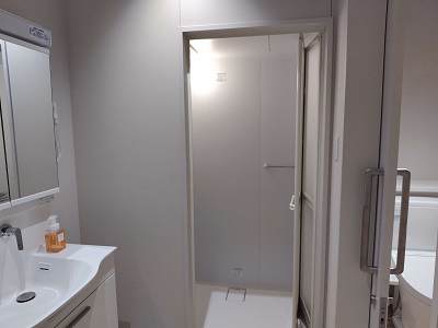 控室にある洗面台とシャワーの写真