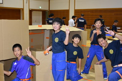 写真：少年消防団震災時対応訓練の様子。段ボールハウスを作成している