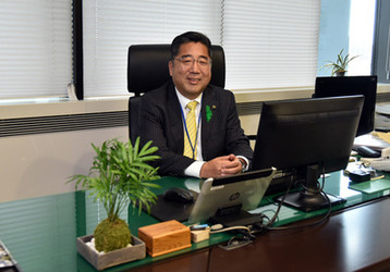 写真：市長室にいる内田市長