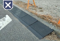 写真：道路上に設置されたステップボードの様子