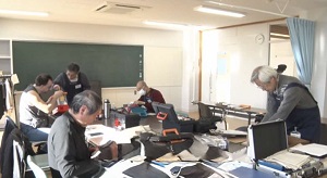 写真：おもちゃの病院の様子