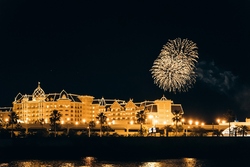 写真：屋形船から見えるテーマパークからの花火