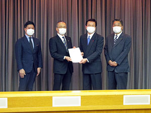 写真：船橋・市川・浦安市長が千葉県知事に要望書を提出している様子