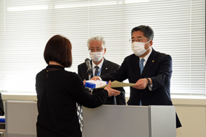 写真：内田市長が感謝状を授与する様子