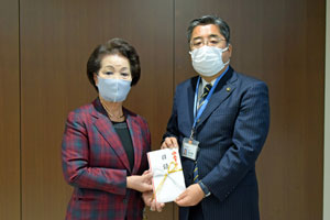 写真：目録を手にする株式会社内山アドバンスの柳内光子社長と内田市長