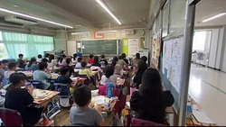 小学校で放送している様子 