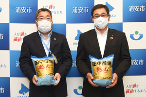 写真：お米を手にするJAいちかわの代表理事組合長と内田市長