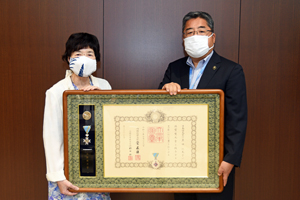 写真：額を手にする黒田さんと内田市長