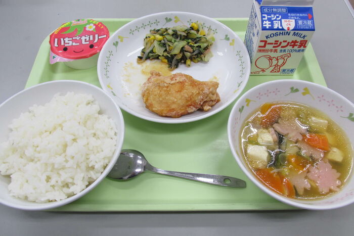 写真：4月11日中学校の給食