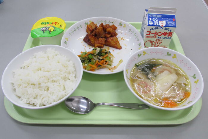 写真：5月7日中学校の給食