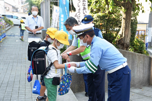 写真：反射材を配る有賀浦安警察署長と内田市長