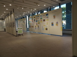 写真：令和6年度人権標語・作文・ポスター原画作品展　会場の様子