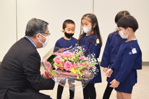 写真：市長に花束を手渡す園児たち