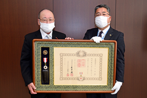 写真：川口さんと市長の記念写真