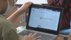 写真：小学生がパソコンの画面を見ている様子