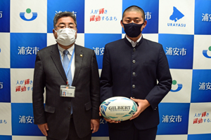 写真：ラグビーボールを持った松島選手と内田市長