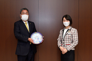 写真：内田市長と小笠原さん