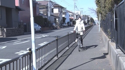写真：自転車で道路を走っている様子