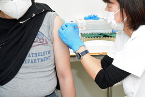 写真：ワクチン接種を受ける様子