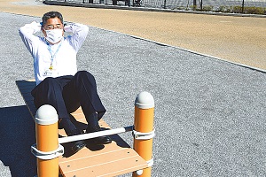 写真：健康遊具を利用する市長