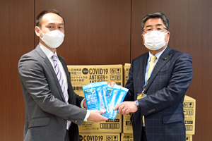 写真：株式会社リエイ椛澤常務からキットを受け取る内田市長