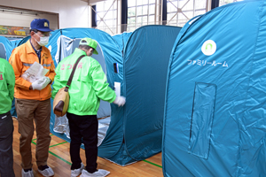 写真：避難所設営訓練の様子