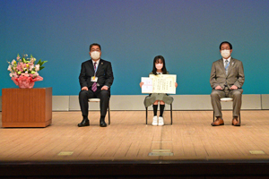 写真：個人の部で表彰された川上さん