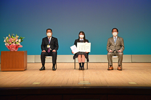 写真：個人の部で受賞した田中さん