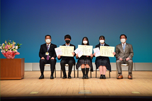 写真：個人の部で受賞した3人