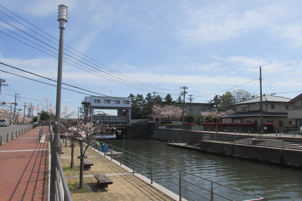 親水性の高い小段とベンチ