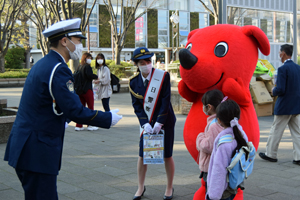 写真：キャンペーンを行う一日警察署長とチーバくん