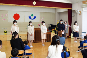 写真：入園式にて職員紹介の様子