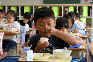 写真：給食を食べている新一年生