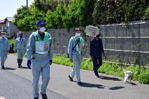 写真：看板を持って見回りを行う職員