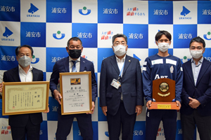 写真：ブリオベッカ浦安代表者らと市長との記念撮影