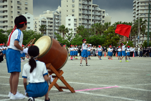 写真：応援合戦に臨む児童たち