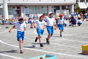 写真：徒競走に取り組む4年生たち
