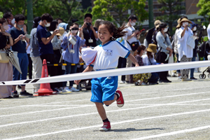 写真：徒競走で一番にゴールした2年生