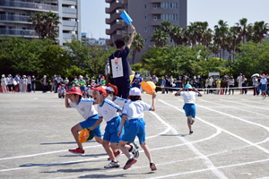 写真：徒競走を楽しむ4年生たち