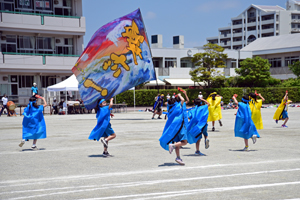 写真：華麗な舞を踊る3年生たち