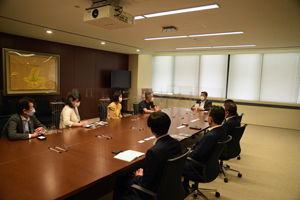 写真：歓談している内田市長と森田釣竿さん