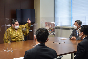 写真：照ノ富士関と市長の歓談の様子