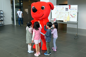 写真：子どもたちに囲まれるチーバくん