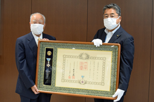 写真：岡本さんと内田市長の記念撮影