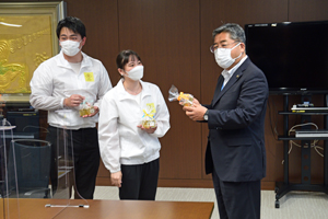 写真：蜂蜜を受け取る市長