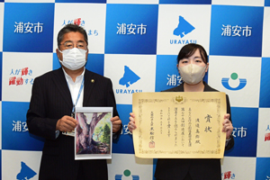 写真：渡邊さんと内田市長の記念写真