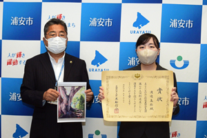 写真：渡邊さんと内田市長の記念写真