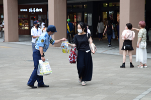 写真：キャンペーンを通じ警察の方が市民へ呼びかけ