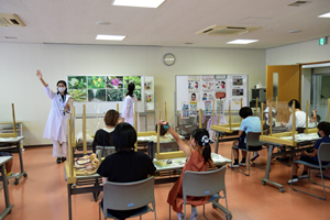 写真：親子で食育学習の様子